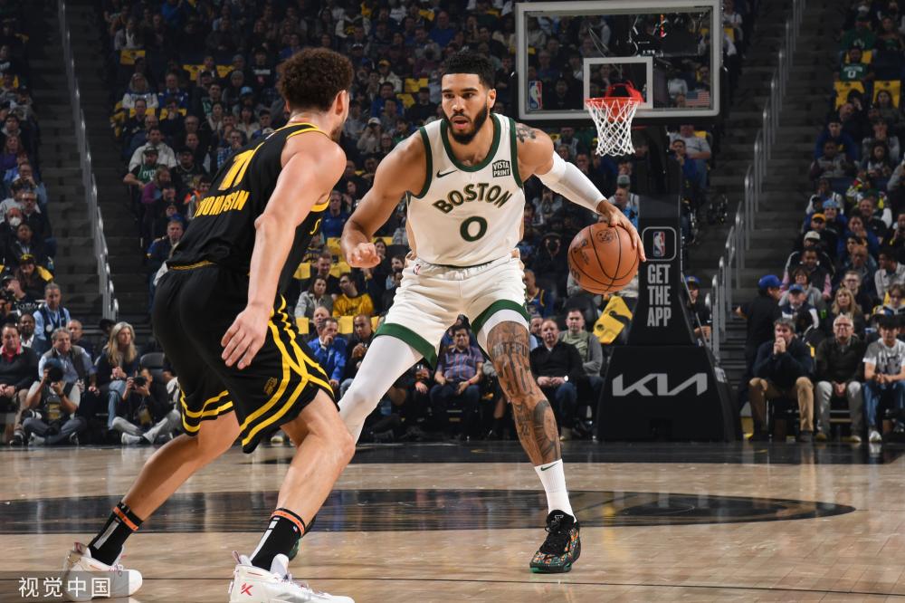 举足轻重的 举足轻重的